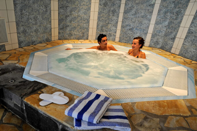 Le Bain bouillonnant intérieur de l'Hôtel La Sapinière