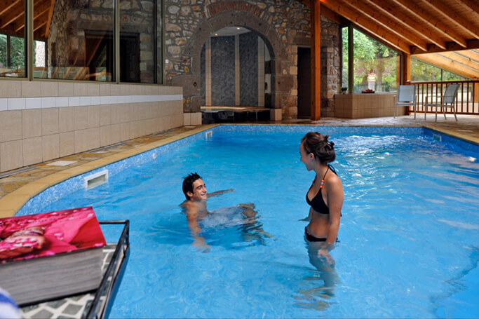 La piscine intérieure de l'Hôtel La Sapinière