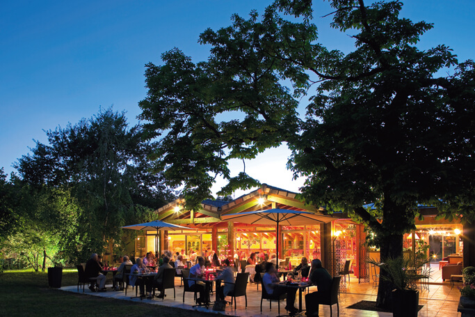 La terrasse couverte du restaurant de l'Hôtel La Sapinière à Brioude