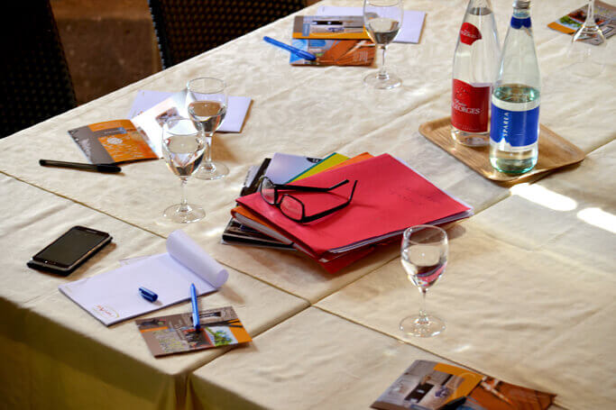Zoom sur table d'un séminaire à l'Hôtel La Sapinière à Brioude